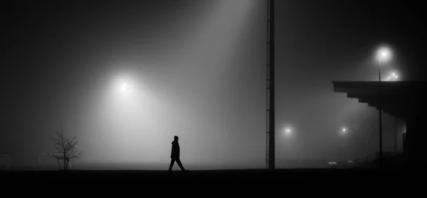 Silhouette Einer Einsamen Person Einem Leeren Stadion Einer Nebligen Nacht — Stockfoto