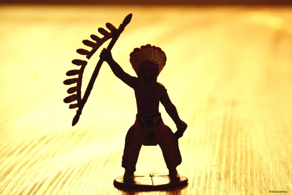 テーブルの上にアメリカインディアンのキャラクターと木製のおもちゃのクローズアップショット — ストック写真