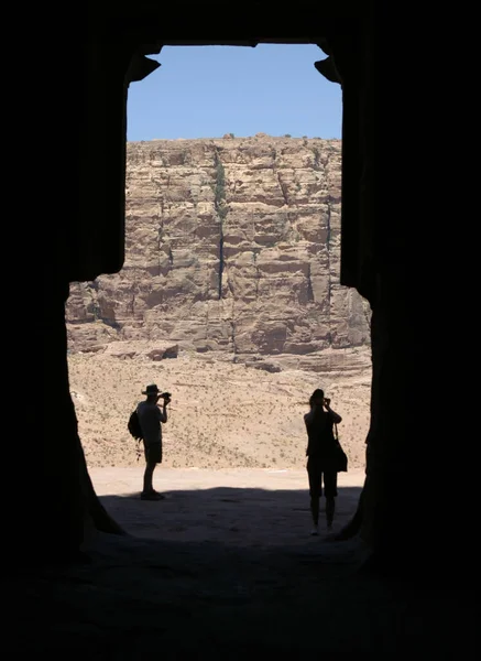 Vertical Shot Two Tourists Taking Pictures Historic Sites Sunny Day — Stok fotoğraf