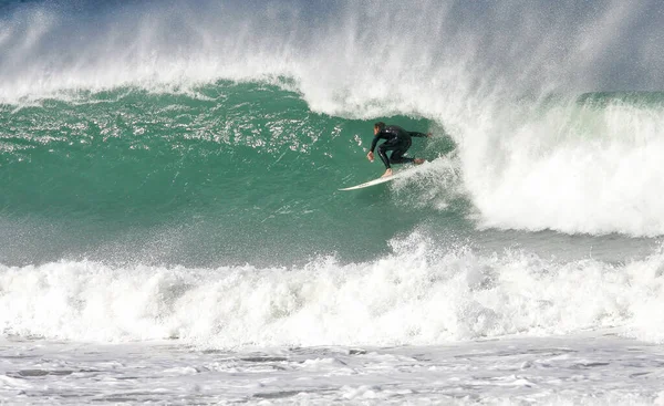 Joven Surfista Masculino Montando Las Grandes Olas Día Soleado —  Fotos de Stock
