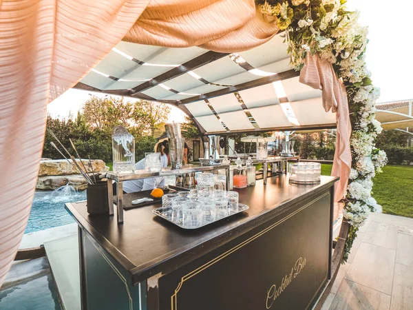 Beautifully Decorated Cocktail Bar Pool Party — Fotografia de Stock
