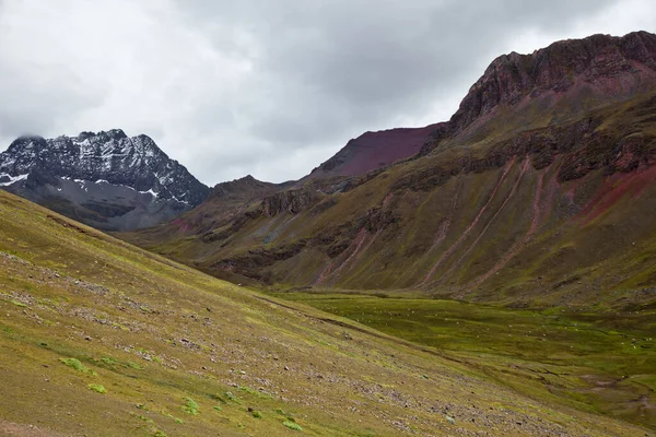 Eine Schöne Aufnahme Des Vinicunca Rainbow Mountain Quispicanchi Peru — Stockfoto