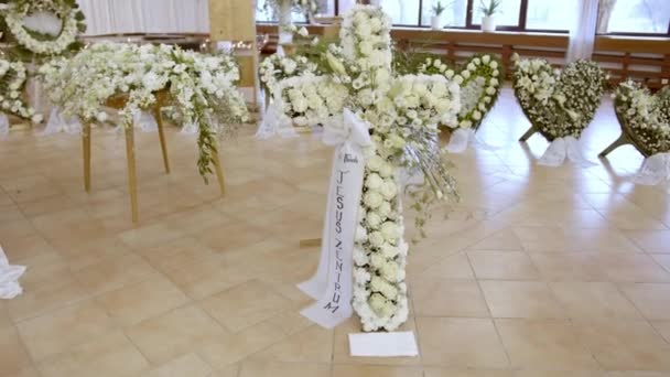 Γαμήλια Αψίδα Λουλούδια Και Λευκές Καρέκλες — Αρχείο Βίντεο