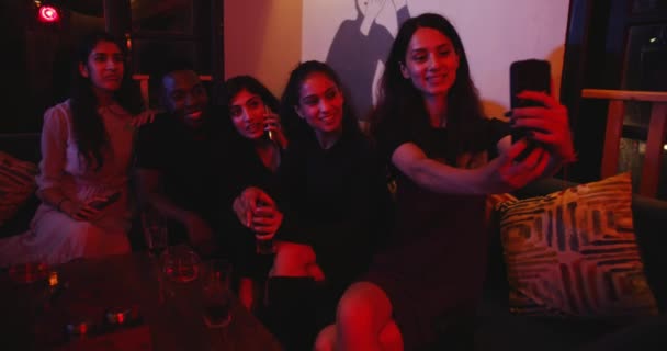 Arkadaşların Birlikte Iyi Vakit Geçirdiği Görüntüler — Stok video