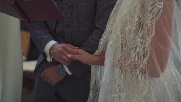 Riprese Ravvicinate Delle Mani Degli Sposi Sul Loro Matrimonio — Video Stock