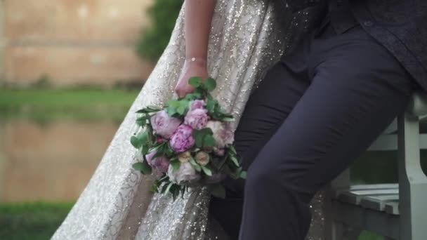 Riprese Ravvicinate Delle Mani Degli Sposi Sul Loro Matrimonio — Video Stock