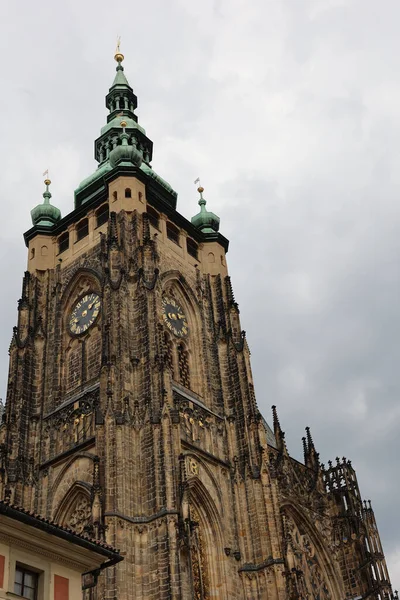 Prag Çek Cumhuriyeti Ndeki Vitus Katedrali Nin Düşük Açılı Bir — Stok fotoğraf