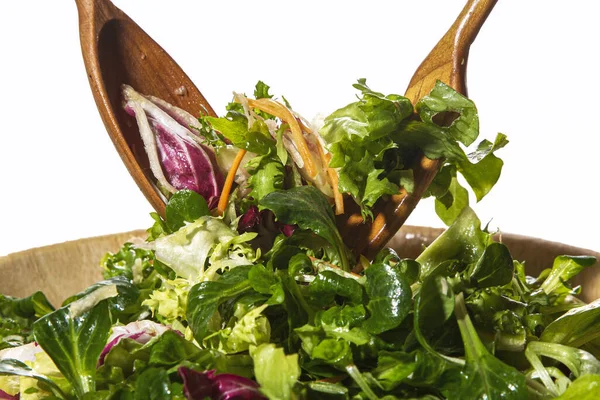 Beyaz Arka Planda Izole Edilmiş Ahşap Kepçelerle Salatanın Yakın Plan — Stok fotoğraf