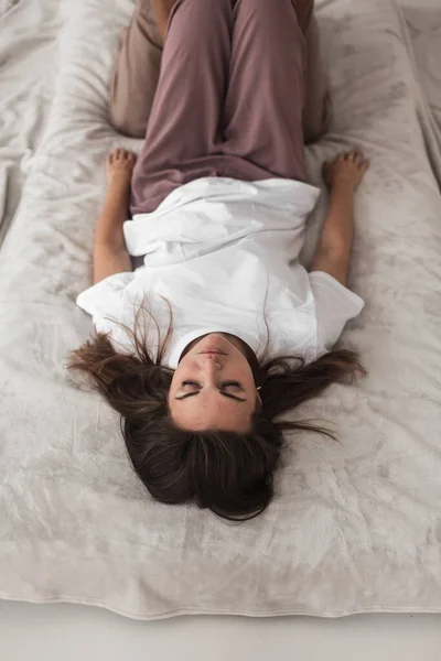 Professional Young Man Massaging Woman Legs White Cozy Room Manual — Fotografia de Stock