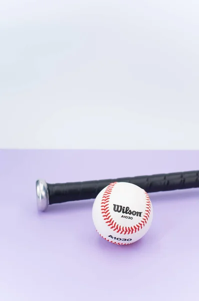 Inverigo Italy December 2021 Isolated Baseball Ball Bat Lilac Background — 图库照片