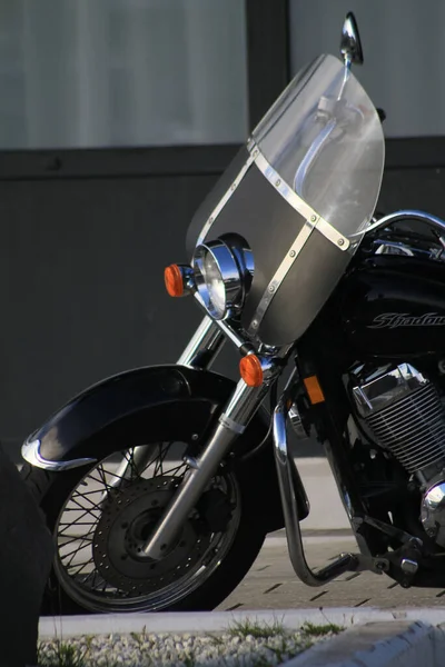 Vertical Closeup Black Motorbike Parked Street — Stockfoto