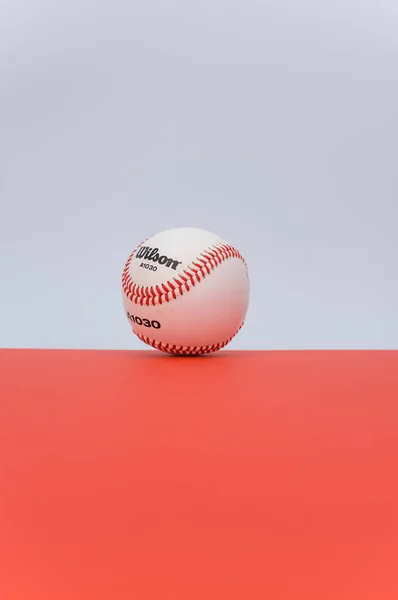 Inverigo イタリア 2021年12月8日 テキスト空間を持つ赤い背景に孤立した野球ボール — ストック写真