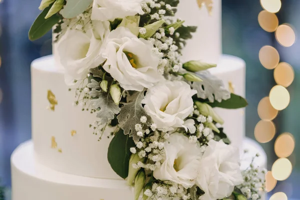 Closeup Shot Floral Decorations Wedding Cake Bokeh Lights — Stock Photo, Image