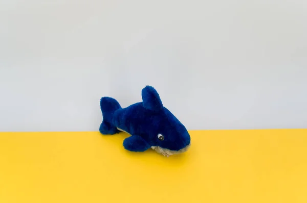 Peluche Isolée Poisson Bleu Sur Une Table Jaune Avec Espace — Photo