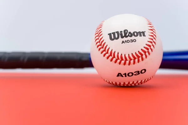 Inverigo Olaszország December 2021 Elszigetelt Baseball Labda Denevér Piros Alapon — Stock Fotó