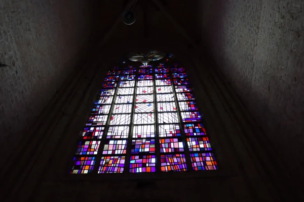 Вид Низький Кут Вікна Vitrage Церкви Красивими Кольорами — стокове фото