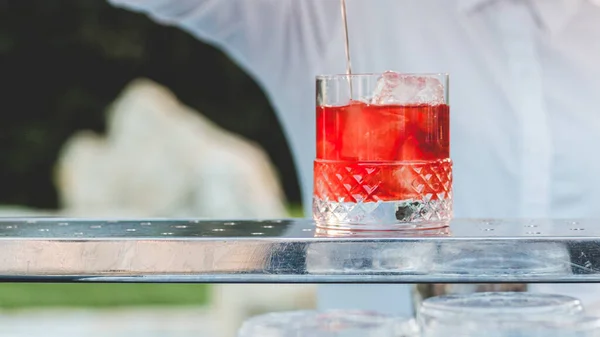 Caucasian Female Bartender Preparing Mai Tai Cocktail Outdoors Pool — Stockfoto