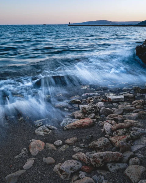 Krásný Výhled Mořské Vlny Šplouchající Skály Pobřeží Při Západu Slunce — Stock fotografie