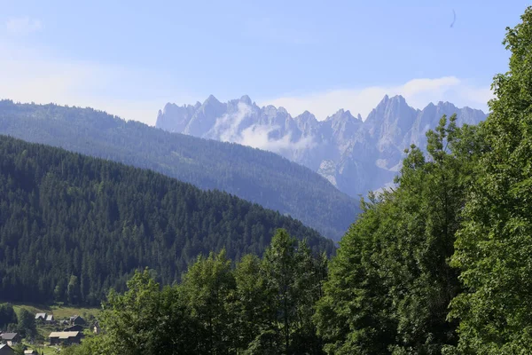 Les Maisons Rurales Sur Une Colline Entourée Végétation — Photo