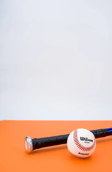 Inverigo Italien Dezember 2021 Isolierter Baseballball Und Schläger Auf Orangefarbenem — Stockfoto