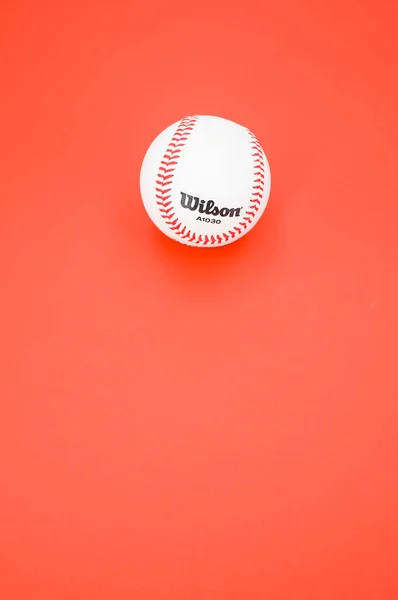 Inverigo Italy December 2021 Isolated Baseball Ball Red Background Text — 图库照片