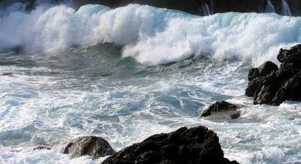 Beautiful Shot Big Foamy Waves Rolling Crashing Rocks Sunny Day — Foto de Stock