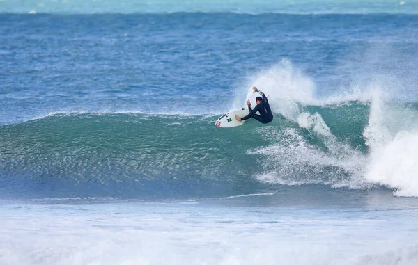 Joven Surfista Masculino Montando Las Grandes Olas Día Soleado —  Fotos de Stock