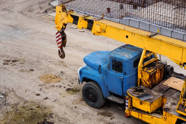 Yellow Industrial Crane Machine — стоковое фото