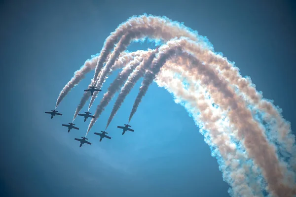 Een Prachtig Uitzicht Een Vliegtuig Show Een Blauwe Lucht — Stockfoto