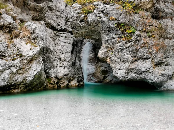 Krásný Záběr Mělkého Jezera Skály — Stock fotografie