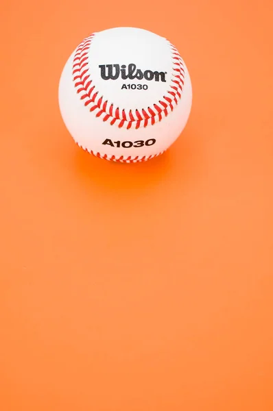 Inverigo Itálie 2021 Izolovaný Baseballový Míček Oranžovém Papíře Pozadí Textovým — Stock fotografie