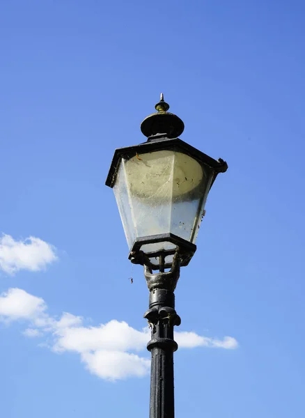 Una Vieja Lámpara Calle Metal Contra Cielo Azul Claro —  Fotos de Stock