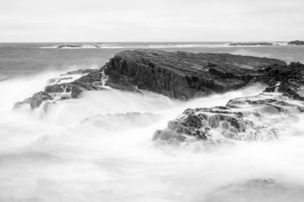 Grayscale Waves Hitting Rocky Scottish Coast — Foto Stock