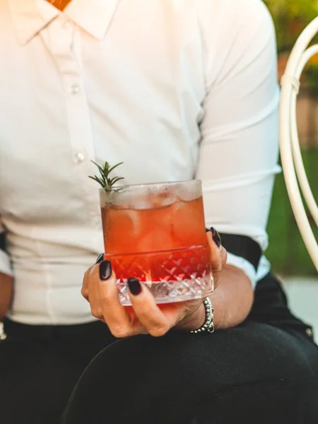 Vertical Shot Female Bartender Holding Refreshing Cocktail — Foto Stock