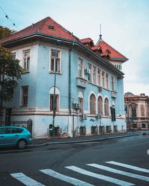 Gyönyörű Kilátás Egy Régi Kék Festett Épületre Utcán — Stock Fotó