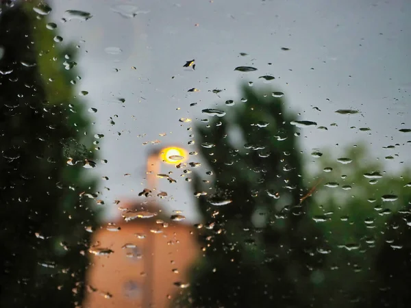 Den Regniga Dagen Visa Genom Fönstret Med Vattendroppar Glaset — Stockfoto