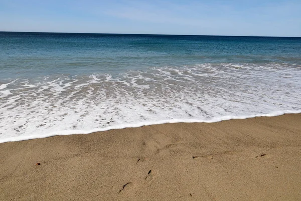 Okouzlující Pohled Zpěněné Vlny Průzračné Mořské Vody Písčité Pláži Proti — Stock fotografie