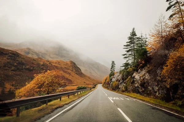 Beautiful View Highway Mountains Foggy Sky — Stockfoto