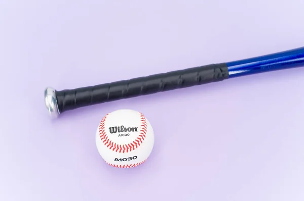 Inverigo Italien Dec 2021 Isolerad Baseball Boll Och Bat Lila — Stockfoto