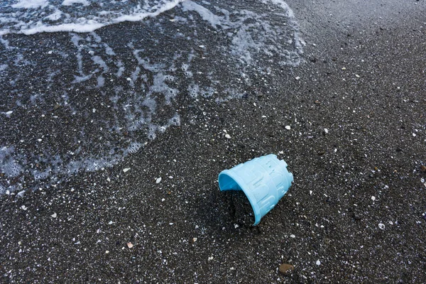 Ein Blauer Plastikeimer Teilweise Sand Vergraben — Stockfoto