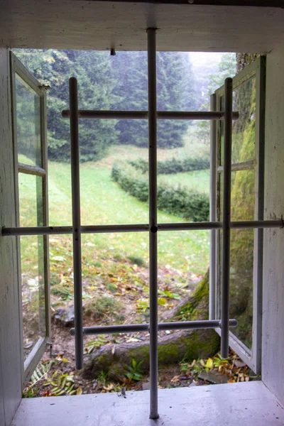 Pencereden Açılan Dağlık Bir Manzaranın Güzel Bir Görüntüsü — Stok fotoğraf