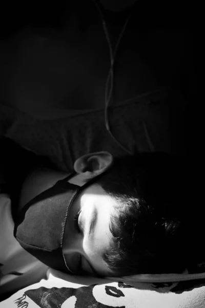 仮面をつけた眠っている少年の灰色のショット — ストック写真