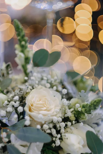 Een Verticaal Shot Van Bloemen Decoraties Bruidstaart Bokeh Lichten — Stockfoto