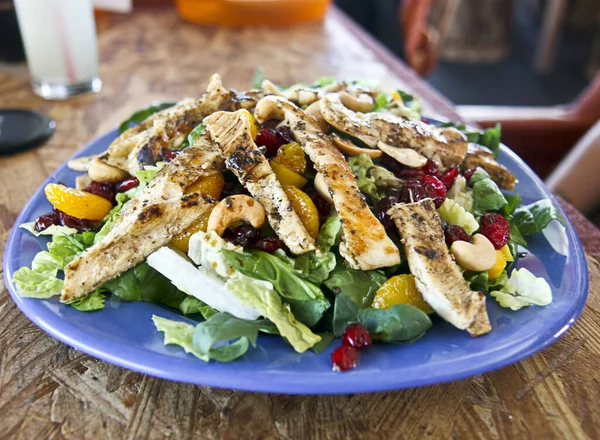 Salada Peito Frango Grelhada Com Alface Tangerina Cranberries Caju — Fotografia de Stock