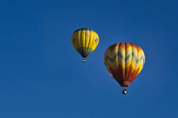 Dwa Balony Powietrzne Błękitnym Bezchmurnym Niebie — Zdjęcie stockowe