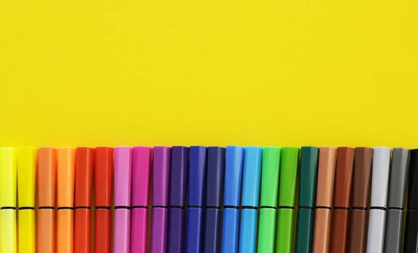Een Kleurrijk Concept Van Creativiteit Vilten Pennen Een Lichtgele Achtergrond — Stockfoto