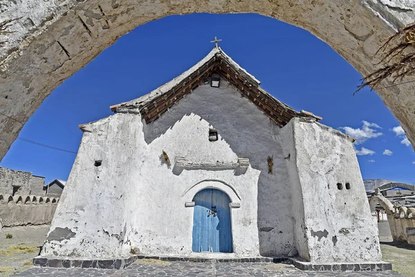 Een Oude Kerk Met Een Klokkentoren Tegen Blauwe Lucht Chili — Stockfoto