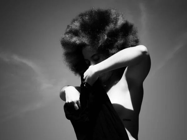 Grayscale Curly Female Cuba Taking Her Clothes — Fotografia de Stock