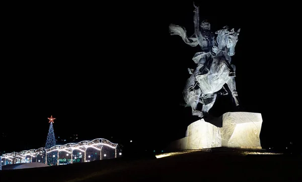 ティラスポル モルドバ 2021年12月6日 ティラスポル トランスニストリア モルドバ 2021年12月6日 専用記念碑の隣にティラスポル市中央広場の巨大なクリスマスツリー — ストック写真
