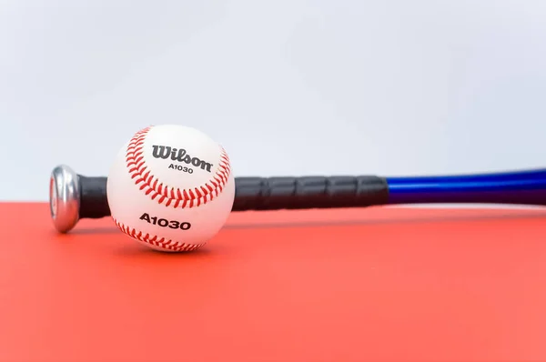 Inverigo Italien Dec 2021 Isolerad Baseball Boll Och Bat Röd — Stockfoto